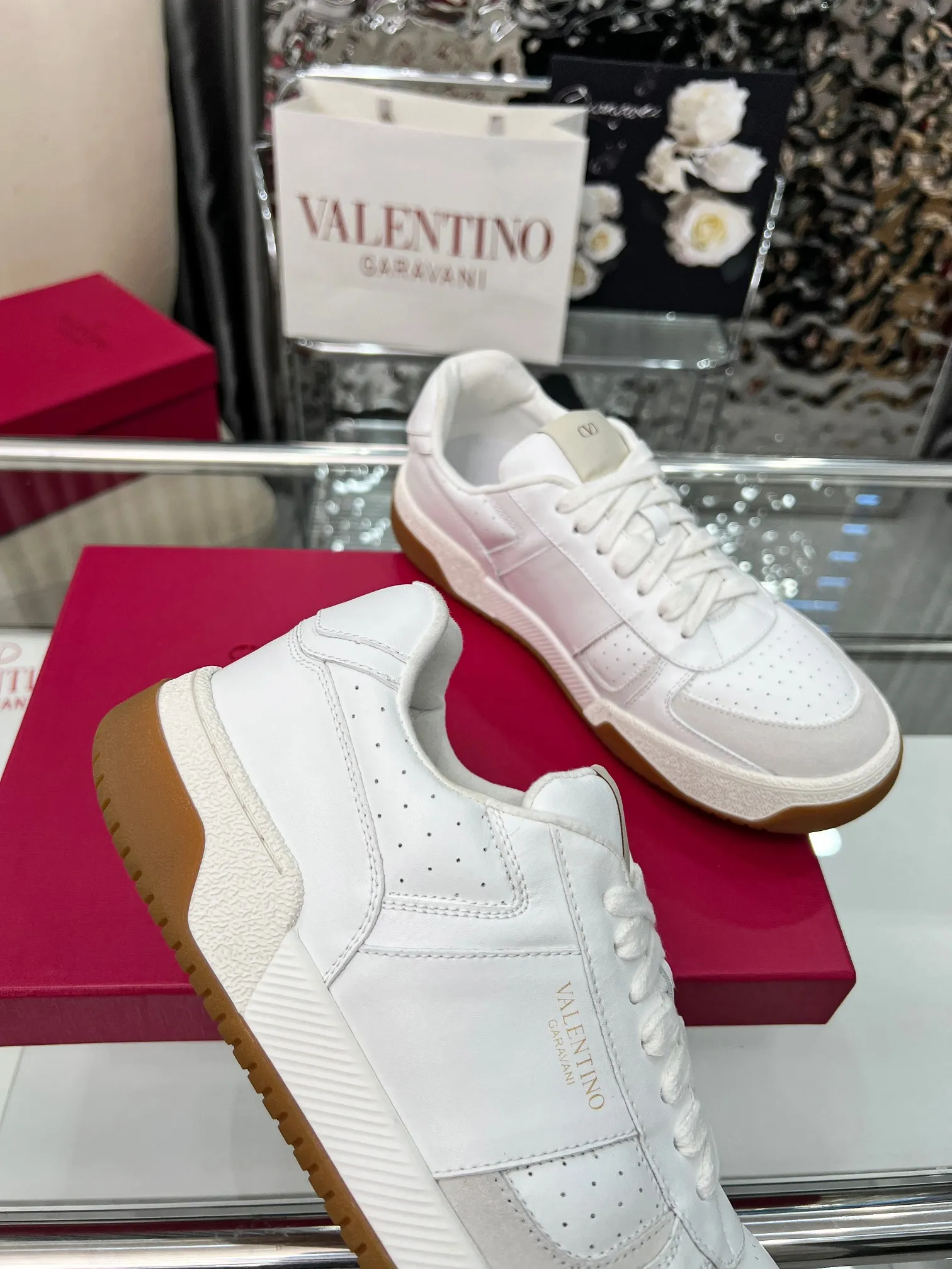 【Valentino】P: 660💰 Couple style, size: women 35-40▪️men 39-44 (customized at 45.46) Valentino 𝑶𝒏𝒆𝑺𝒕𝒖𝒅 Couple sports shoes series Valentino 2025 new couple sports shoes are on sale. The original ZP purchase and disassembly. Repeated pattern making and modification. 1:1 restoration! Top luxury masterpiece, lace-up design, soft and comfortable imported calfskin brings excellent elegant texture and excellent on-foot comfort. Top purchasing version upper: imported calfskin surface/original oil edge craftsmanship. Lining: water-dyed sheepskin lining. Outsole: original development 𝐓𝐏𝐔 two-color combination outsole. Packaging: full package with original configuration.